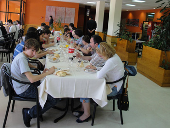 Vista panorámica de la mesa 2 a la hora de la comida.